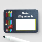 Denim, gekleurde penningen en rode hartleraren naamplaatje (In situ)