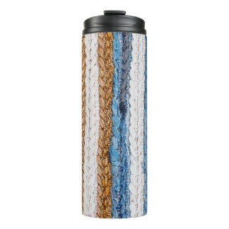 Denim patchwork: gerecycled jeans tapijt. thermosbeker