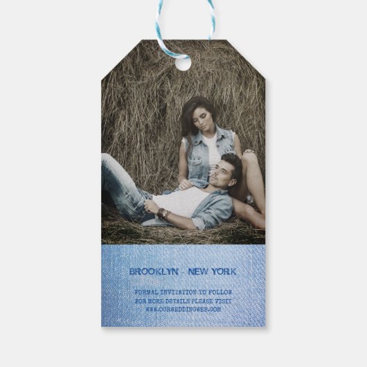 Denim Save the Date Trendy Engaged Romantic Couple Cadeaulabel (Achterkant)