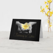 Denk aan je elegante gele bloem in handen kaart (Gele Bloem)