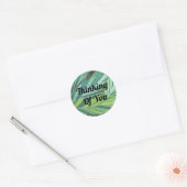 Denk aan je groene gestripte tropische bladeren ronde sticker (Envelop)