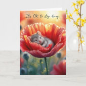 Denk aan je muis genesteld in een rode papaver kaart (Gele Bloem)