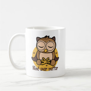 Denk aan materie Kawaii grappige uil die yogha bru Koffiemok