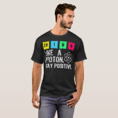 Denk als een Proton Blijf positief Funny Science T T-shirt (Voorkant volledig)
