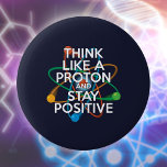 Denk als een proton en blijf positief ronde button 5,7 cm<br><div class="desc">Positief blijven is nooit makkelijk,  tenzij je denkt als een proton en dan blijf je altijd positief. Deel nu het goede nieuws. Een cool,  trendy en leuk,  wetenschappelijk geïnspireerd design. Ontworpen door: Science Geekness© op http://www.zazzle.com/sciencegeekness*</div>