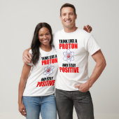 DENK ALS EEN PROTON EN BLIJF POSITIEF T-SHIRT (Unisex)