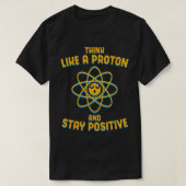 Denk als een proton en blijf positieve wetenschap t-shirt (Design voorkant)