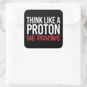 Denk als een proton positief vierkante sticker (Tas)