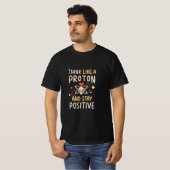 Denk als Proton Blijf positieve Wetenschap Motivat T-shirt (Voorkant volledig)