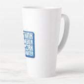 Denk Groter Werk Harder Latte Mok (Rechterhoek)
