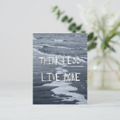 Denk minder, leef meer - blauw Zee Briefkaart (Staand voorkant)