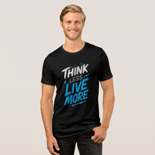 Denk minder, leef meer - Bold Statement T-shirt (Voorkant volledig)