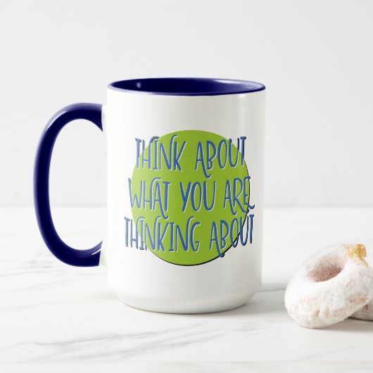 Denk Na Over Wat Je Denkt 12 Stappen Slogan Mok (Met donut)