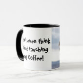 Denk niet eens aan mijn koffie. mok (Voorkant links)