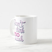Denk Niet Te Veel - Roze Mindful Typografie Mok (Voorkant links)
