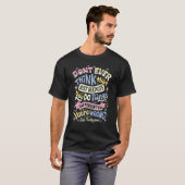 Denk nooit dat alleen omdat je dingen doet D T-shirt (Voorkant volledig)