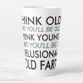 Denk oud en je zult oud zijn latte mok (Voorkant)