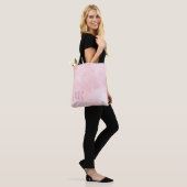 Denk Roze Waterverf Patroon Monogram Tote Bag (Op model)