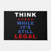 Denk terwijl het nog legaal is: anti-woke politiek deurmat (Voorkant)