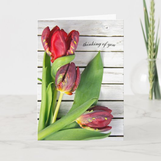 denken aan fancy rode tulpen op hout kaart (Voorkant)