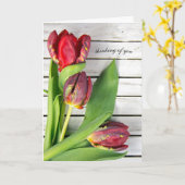denken aan fancy rode tulpen op hout kaart (Gele Bloem)