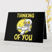 Denken aan jou voodoo poppen schattig en griezelig kaart (Gele Bloem)