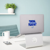 Denken… Even Geduld – Funny Loading Mind Quote D Sticker (Laptop op bureau)