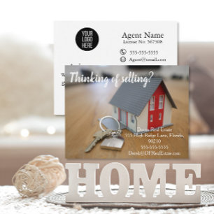 Denkend aan verhuizen Makelaar sleutels Briefkaart