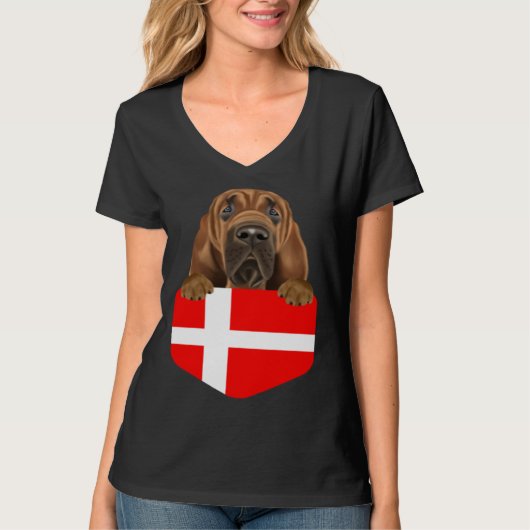 Denmark Flag Bloodhound Dog In Pocket T-shirt (Voorkant)