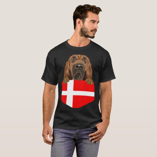 Denmark Flag Bloodhound Dog In Pocket T-shirt (Voorkant volledig)