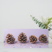 Dennenappelen op paarse bodem en schilfers (Staand voorkant)