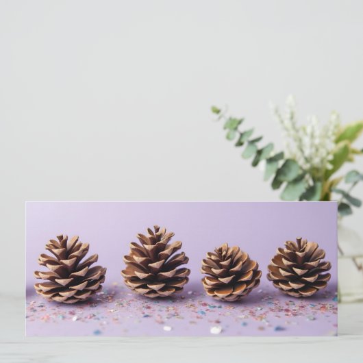 Dennenappelen op paarse bodem en schilfers (Staand voorkant)