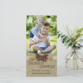 Dennenappels en jute Kerstgroet in landelijke stij Feestdagenkaart (Staand voorkant)