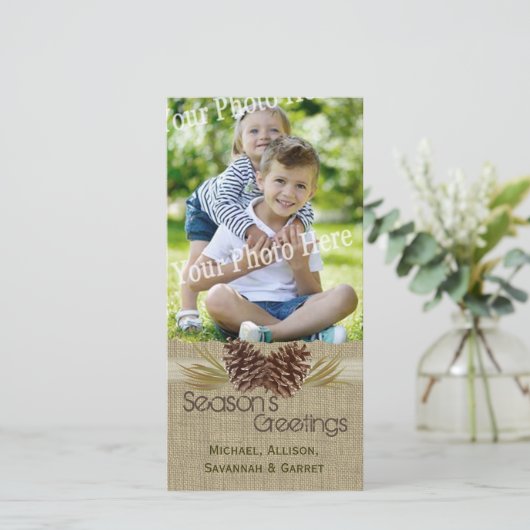 Dennenappels en jute Kerstgroet in landelijke stij Feestdagenkaart (Staand voorkant)