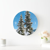Dennenbomen onder de sneeuw grote klok (Huis)