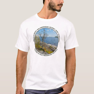 Dennenboom op rotsachtige oever van een meer t-shirt