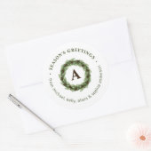 Dennenkrans Monogram Prettig Kerstfeest Ronde Sticker (Envelop)