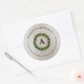 Dennenkrans Monogram Prettig Kerstfeest Ronde Sticker (Envelop)