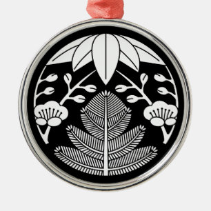 Dennepijnboom, bamboebladeren, ume metalen ornament