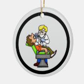 Dentist die werkt op het Ornament van de patiënt (Links)