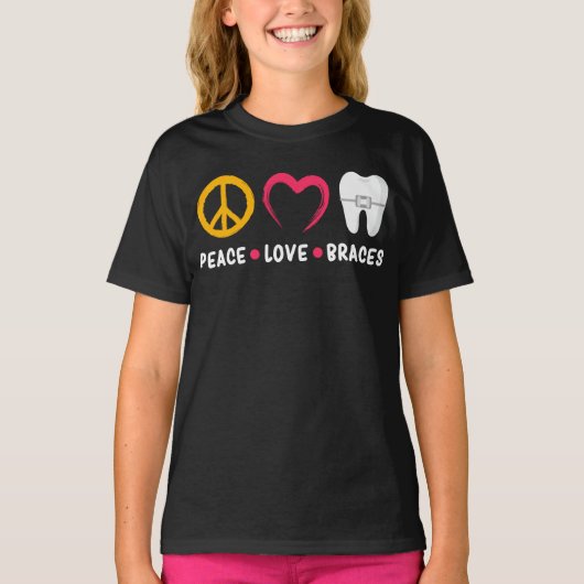 Dentist Funny Orthodontist Peace Love Braces T-shirt (Voorkant)