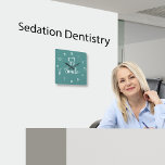 Dentist Kantoor-klok Vierkante Klok<br><div class="desc">Moderne Dentist kantoor wanddecor-klok in een trendy design,  inclusief een tandsymbool en een glimlach-afbeelding die is ontworpen met een stijlvolle grafische typografie en achtergrondkleur die u kunt wijzigen als dat nodig is. Ontworpen voor een tandheelkundig kantoor om glimlachen en een positieve houding aan te moedigen.</div>