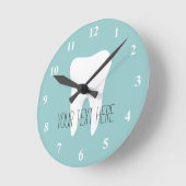 Dentist kantoor muurklok met tand-logo ronde klok (Hoek)