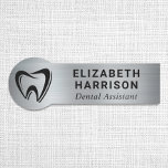 Dentist Logo Dental Office Silver Naamplaatje<br><div class="desc">Moderne professionele geborstelde zilveren faux metallic naamplaatje voor tandartsen,  tandartsassistenten,  mondhygiënisten en andere leden van een tandartspraktijk. Houd de tand logo of vervang deze door uw logo. Voeg een naam en positie toe in eenvoudige typografie.</div>