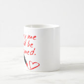 DENY ME EN BEELD, RODE LIPSTICK SCHRIJVEN KOFFIEMOK (Center)