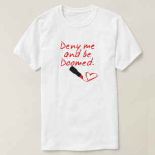DENY ME EN BEELD, RODE LIPSTICK SCHRIJVEN T-SHIRT