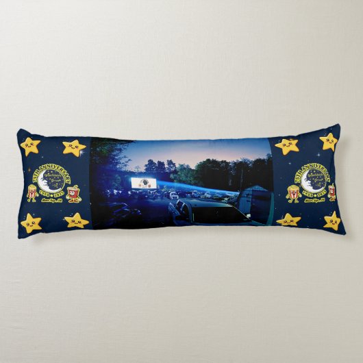 Dependable Drive In 75th Anniversary Body Pillow Lichaamskussen (Achterkant)