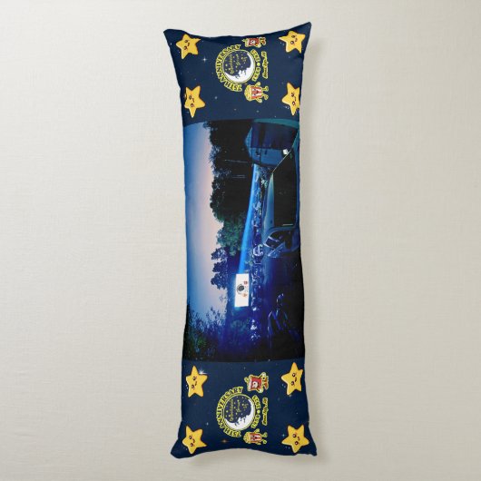 Dependable Drive In 75th Anniversary Body Pillow Lichaamskussen (Achterkant (Verticaal))