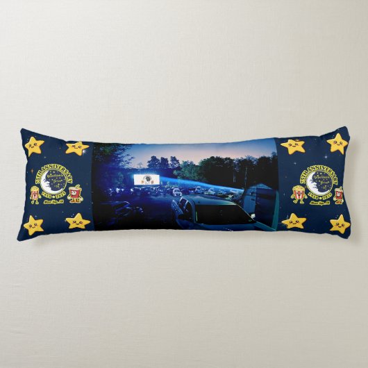 Dependable Drive In 75th Anniversary Body Pillow Lichaamskussen (Voorkant)