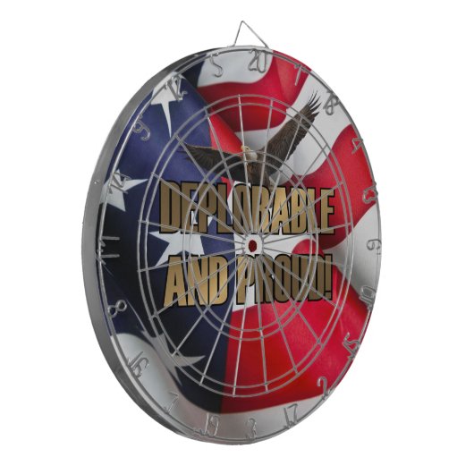 DEPLORABLE AND PROUT DARTBORD (Voorkant Links)